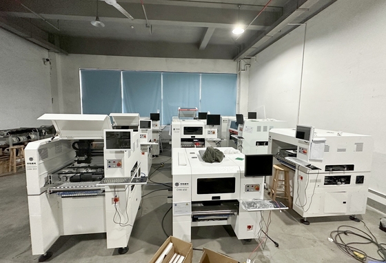Charmhigh High Precision 4 Heads SMT Pick and Place Machine Perubahan Nozzle Otomatis CPKCPK≥1.0