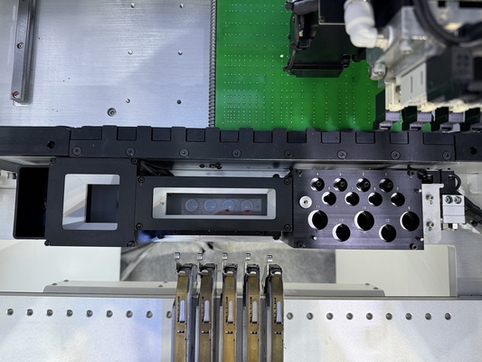 0201 BGA Mounting Kecil 4 kepala SMD Pick And Place Machine CHM-551 CPK≥1.0